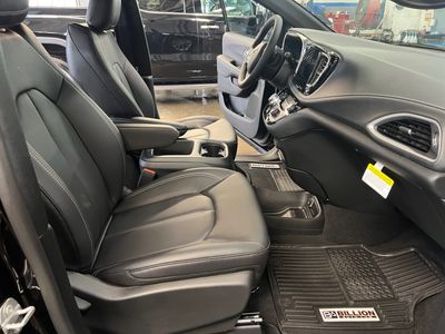 2026 Chrysler Pacifica — photo 11 view