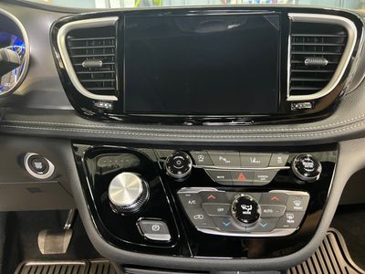 2026 Chrysler Pacifica — photo 7 view