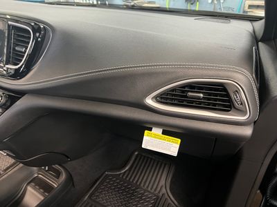 2026 Chrysler Pacifica — photo 9 view