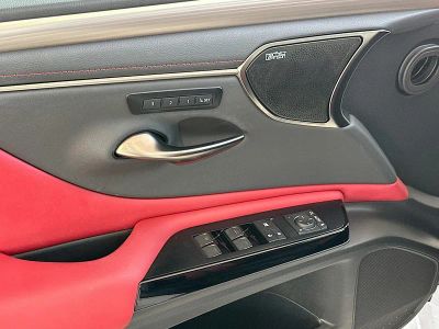 2024 Lexus ES — photo 18 view