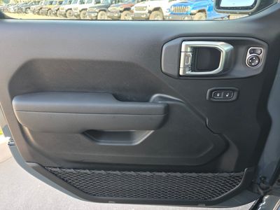 2026 Jeep Gladiator — photo 13 view