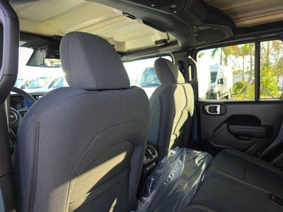 2026 Jeep Gladiator — photo 9 view