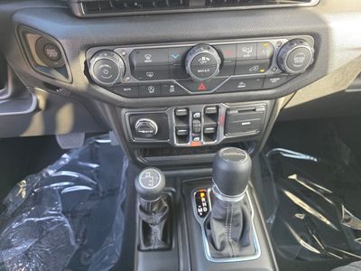 2026 Jeep Gladiator — photo 14 view