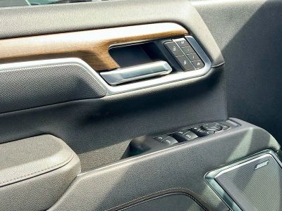 2025 Chevrolet Silverado 2500HD — photo 18 view