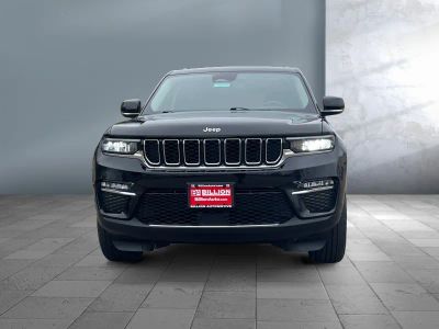 2023 Jeep Grand Cherokee — side profile view