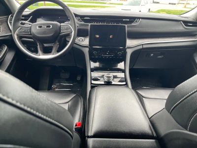 2023 Jeep Grand Cherokee — photo 12 view