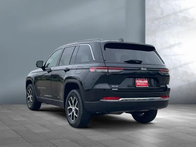 2023 Jeep Grand Cherokee — interior view