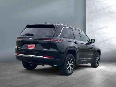 2023 Jeep Grand Cherokee — engine compartment view