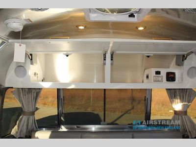 2026 Airstream Classic - Photo 20