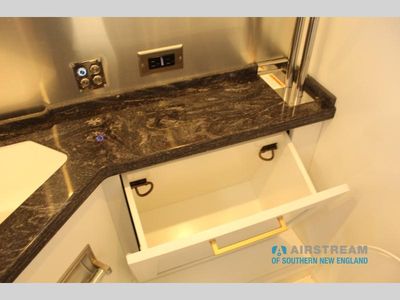 2026 Airstream Classic - Photo 49