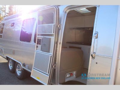 2026 Airstream Classic - Photo 14