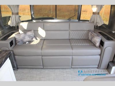 2026 Airstream Classic - Photo 17