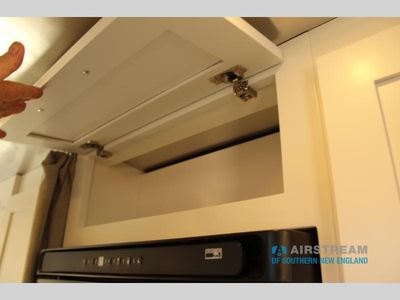 2026 Airstream Classic - Photo 31