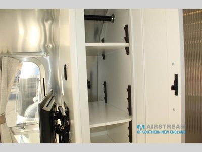 2026 Airstream Classic - Photo 40