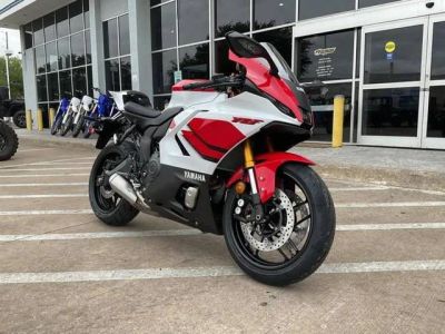 2026 Yamaha YZF-R7 70th Anniversary Edition — front three-quarter view