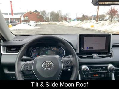 2024 Toyota RAV4 Hybrid XLE - Photo 18
