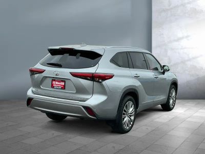 2022 Toyota Highlander — engine compartment view