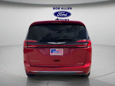 2025 Chrysler Pacifica — detail view