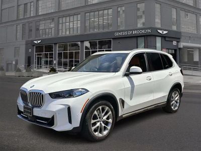 2024 BMW X5 xDrive40i in Alpine White — front three-quarter view