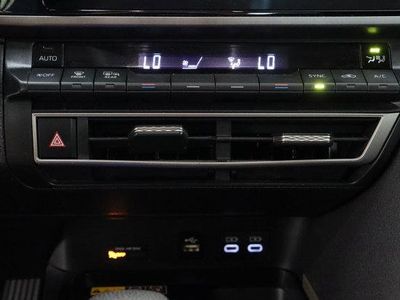 2025 Toyota Camry FWD - Photo 19