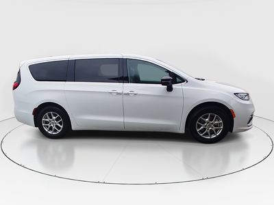 2024 Chrysler Pacifica — photo 8 view