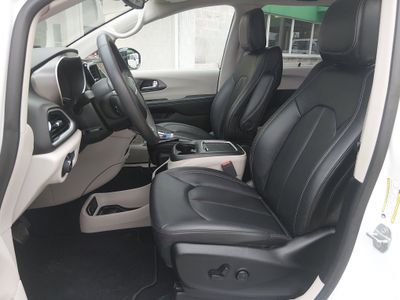2024 Chrysler Pacifica — photo 13 view
