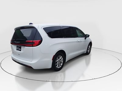 2024 Chrysler Pacifica — photo 7 view