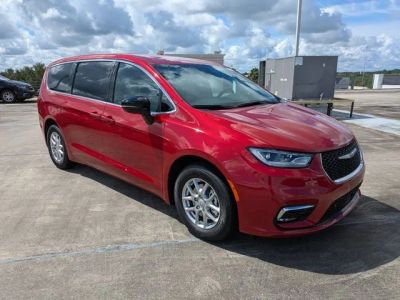 2026 Chrysler Pacifica Select in Red Hot Pearl-Coat Exterior Paint — front three-quarter view