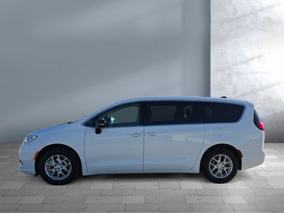 2024 Chrysler Pacifica - Photo 3