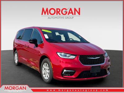2026 Chrysler Pacifica Select in Red — front three-quarter view