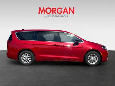 2026 Chrysler Pacifica — photo 8 view