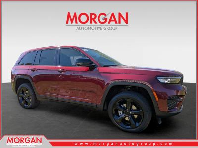 2025 Jeep Grand Cherokee Altitude in Red — front three-quarter view