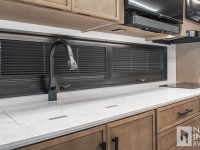 2026 Newmar Freedom Aire — photo 12 view