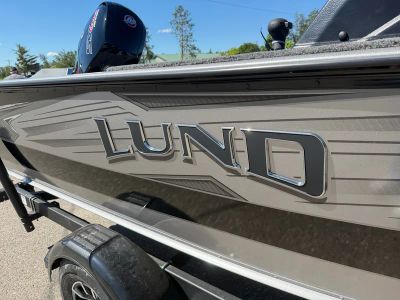 2026 Lund 1875 IMPACT XS — engine compartment view
