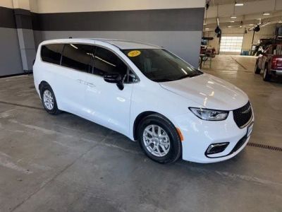 2024 Chrysler Pacifica — side profile view