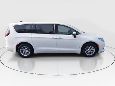 2023 Chrysler Voyager - Photo 8