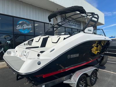 2025 Yamaha 222SE - Photo 3