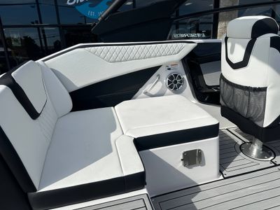 2025 Yamaha 222SE - Photo 10