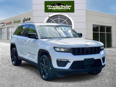 2023 Jeep Grand Cherokee — interior view