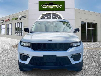 2023 Jeep Grand Cherokee — side profile view