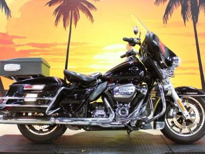 2021 Harley-Davidson® FLHT - Electra Glide® Standard — front three-quarter view