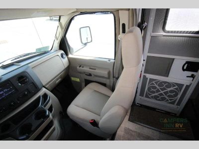 2019 Winnebago Outlook — photo 17 view