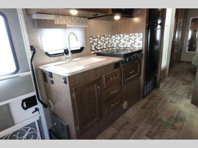 2019 Winnebago Outlook — photo 21 view