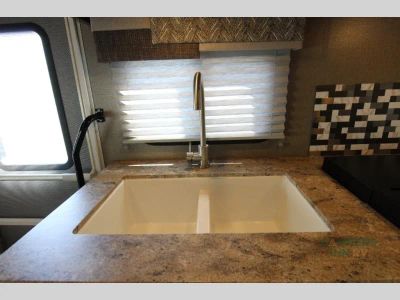 2019 Winnebago Outlook — photo 23 view
