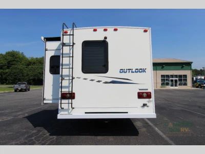 2019 Winnebago Outlook — photo 10 view