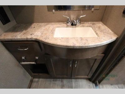 2019 Winnebago Outlook — photo 32 view