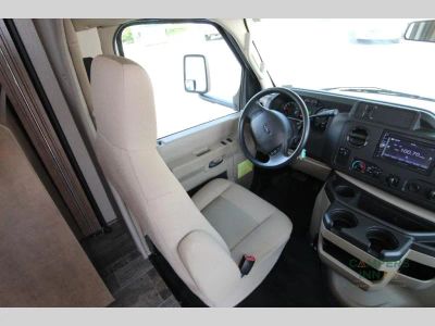 2019 Winnebago Outlook — photo 16 view