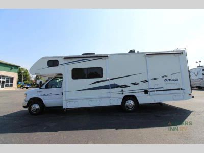 2019 Winnebago Outlook — photo 11 view