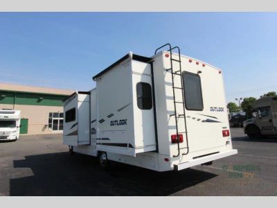 2019 Winnebago Outlook — photo 9 view