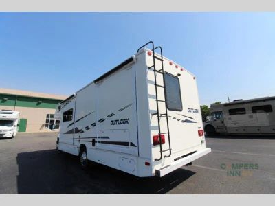 2019 Winnebago Outlook — photo 8 view
